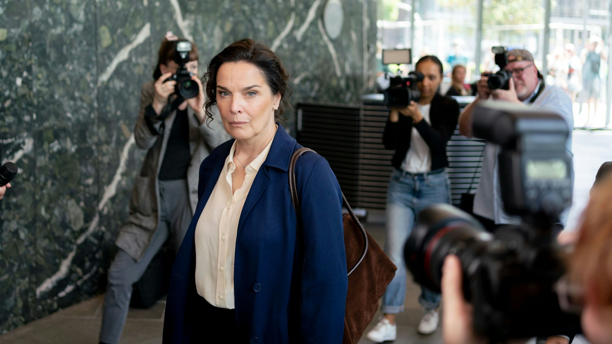 Die einstige Staranwältin Anna Conti (Désirée Nosbusch) zieht in der Eingangshalle des Landgerichts die Aufmerksamkeit der wartenden Journalisten auf sich.