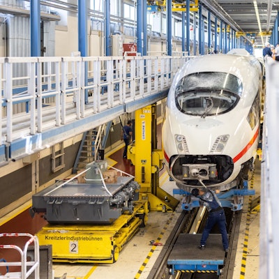 Ein ICE steht in einer großen Wartungshalle.