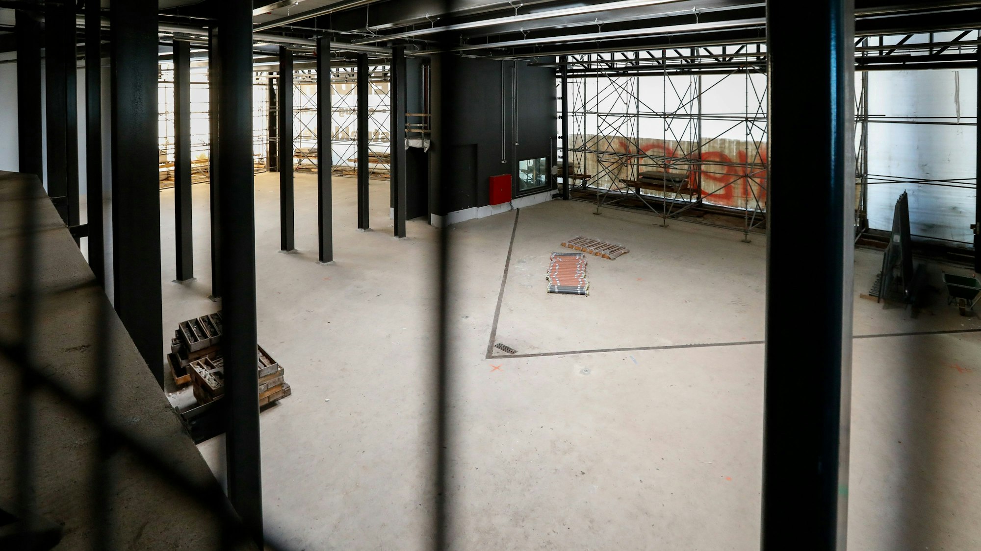 Das Bild zeigt eine leere Halle.