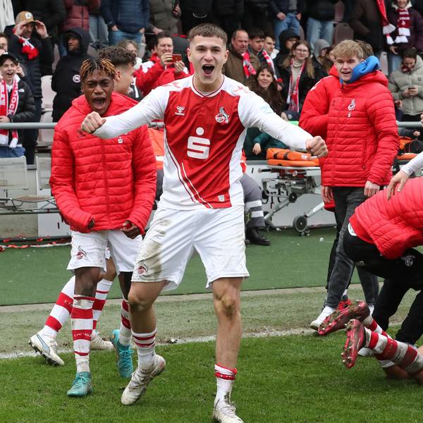 Emin Kujovic feiert mit seinen Mitspielern den Einzug ins DFB-Pokalfinale.