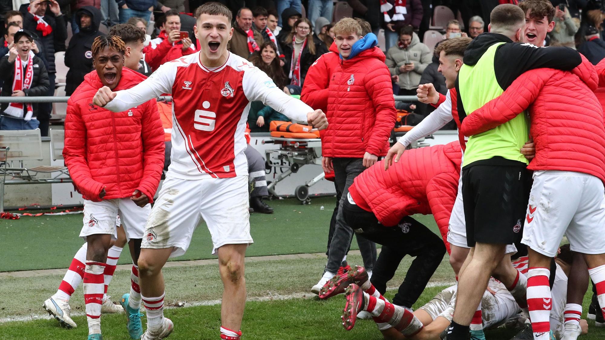 Emin Kujovic feiert mit seinen Mitspielern den Einzug ins DFB-Pokalfinale.