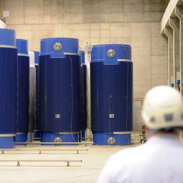 Das Foto zeigt 34 Castor-Behälter im Zwischenlager für Atommüll am Kernkraftwerk.