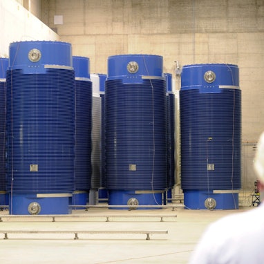Das Foto zeigt 34 Castor-Behälter im Zwischenlager für Atommüll am Kernkraftwerk.