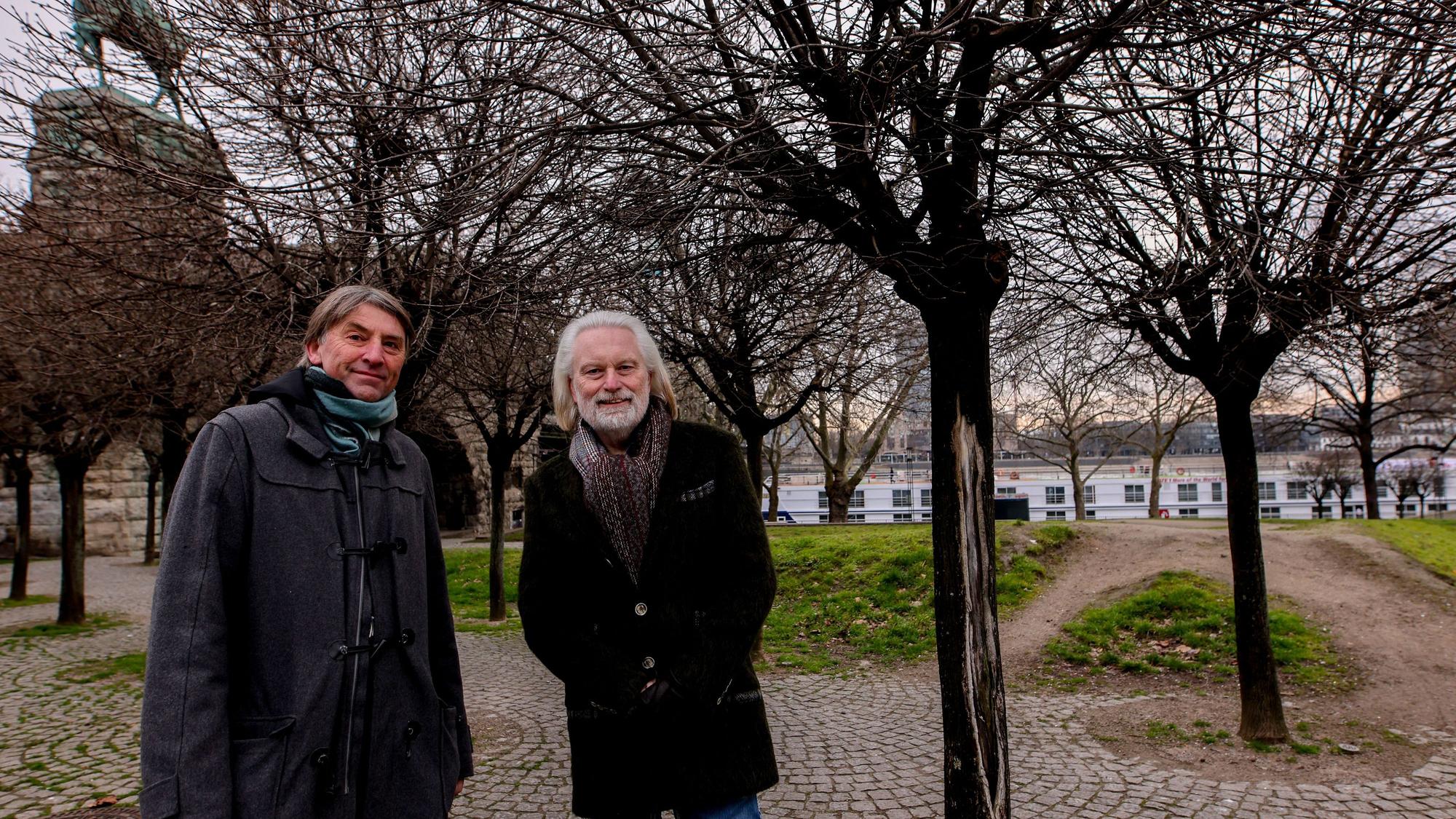 Joachim Groth von der Bürgergemeinschaft Altstadt und Architekt Uli Herrmann stehen im Rheingarten.