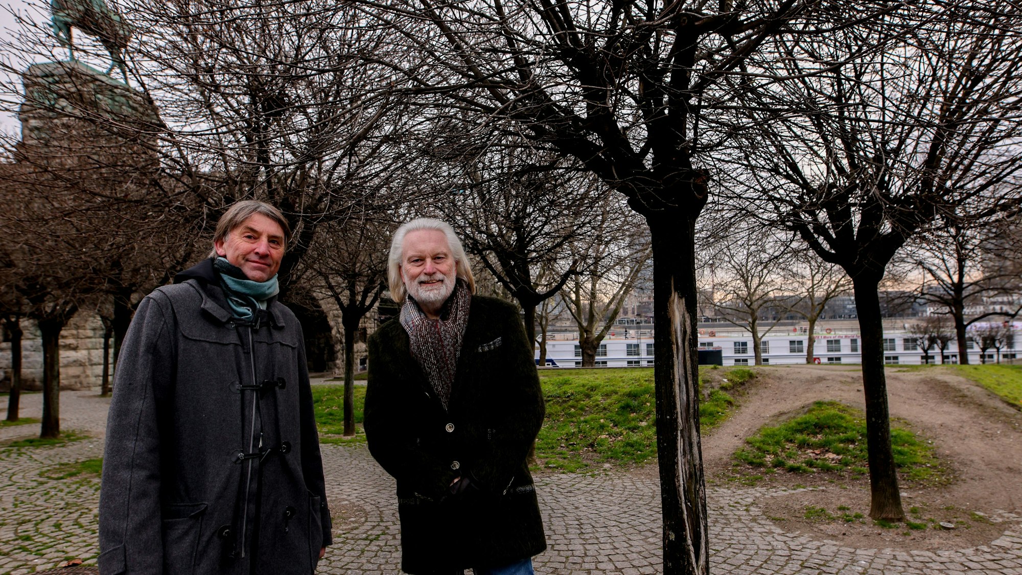 Joachim Groth von der Bürgergemeinschaft Altstadt und Architekt Uli Herrmann stehen im Rheingarten.