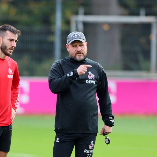 Da geht’s lang: FC-Trainer Steffen Baumgart mit Angreifer Sargis Adamyan, der gegen Mainz wieder zum Kölner Kader gehören wird.