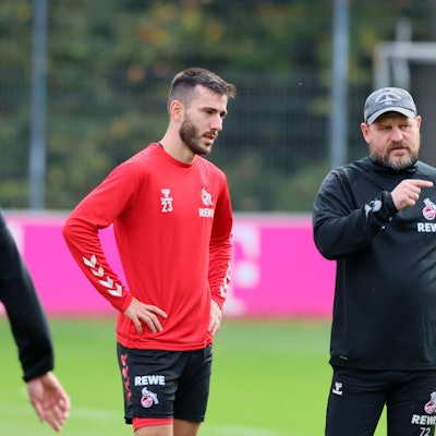 Da geht’s lang: FC-Trainer Steffen Baumgart mit Angreifer Sargis Adamyan, der gegen Mainz wieder zum Kölner Kader gehören wird.