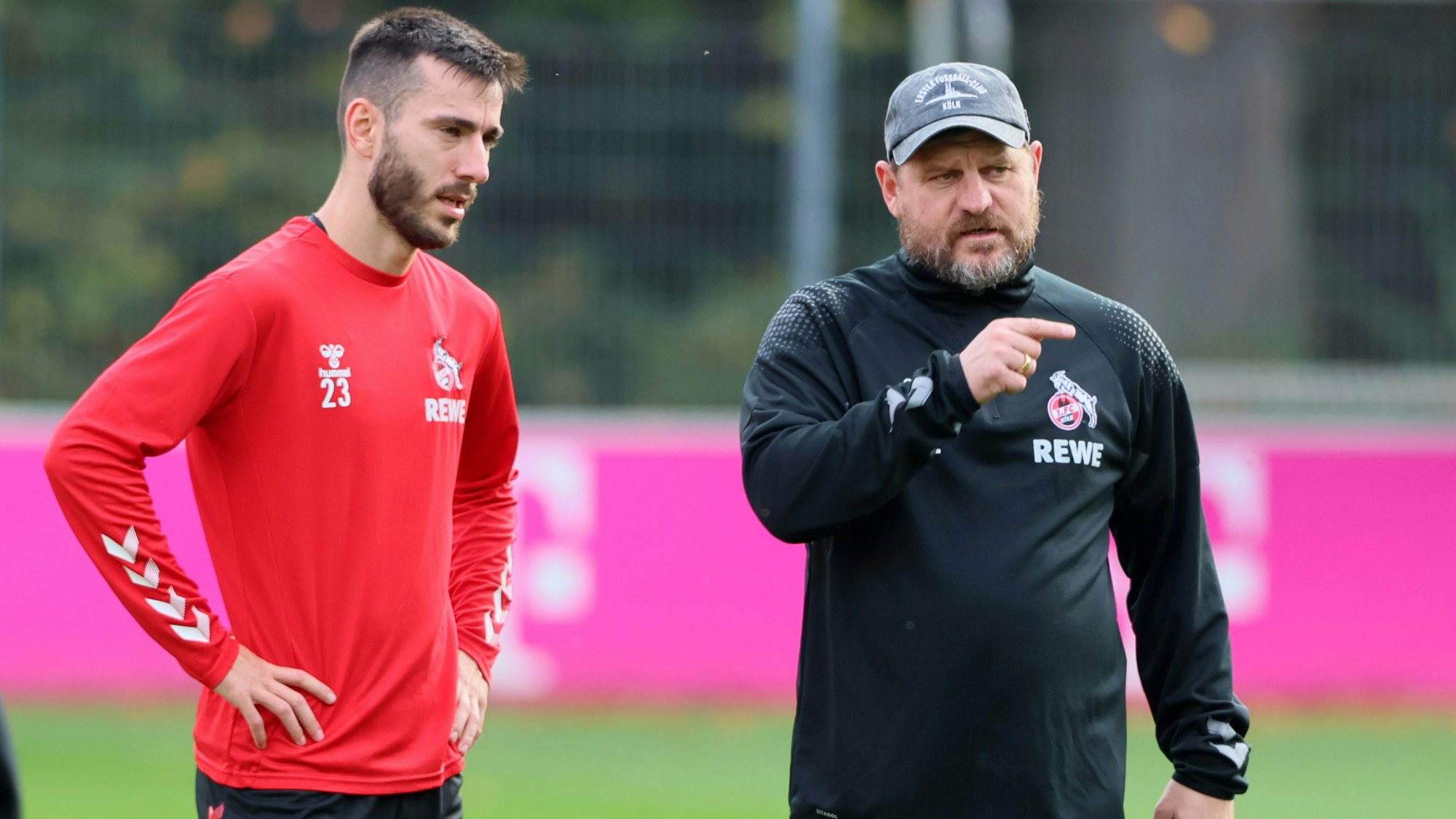 Da geht’s lang: FC-Trainer Steffen Baumgart mit Angreifer Sargis Adamyan, der gegen Mainz wieder zum Kölner Kader gehören wird.