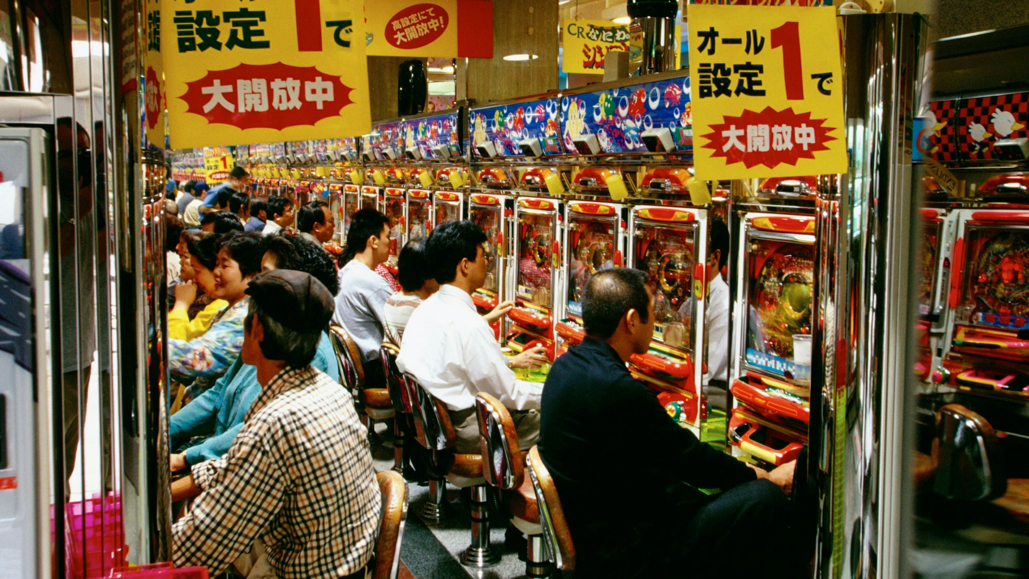 Menschen spielen das Glücksspiel „Pachinko“ in Kyoto.