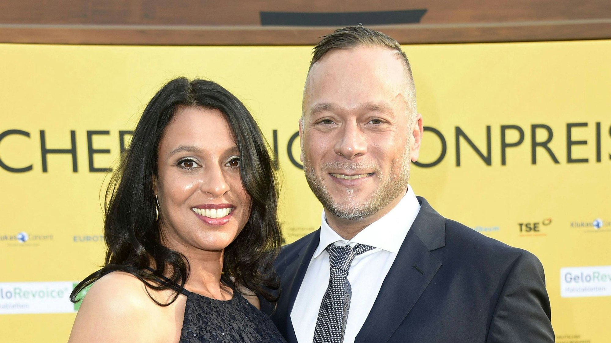 Tarek Helmy mit Begleitung bei der Verleihung des Deutschen Synchronpreises 2019 im Tipi am Kanzleramt.