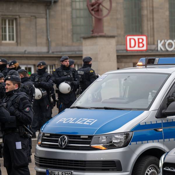 Ein Einsatzfahrzeug der Polizei mit Beamten vor dem Bahnhof Köln Messe/Deutz.