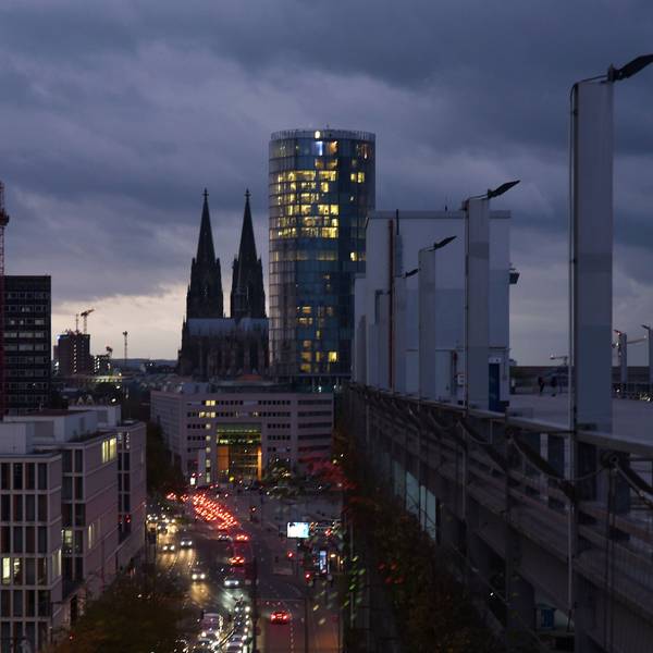 Blick auf den Kölner Dom mit bewölktem herbstlichem Abendhimmel als Hintergrund vom Deutzer Stadthaus aus fotografiert.
