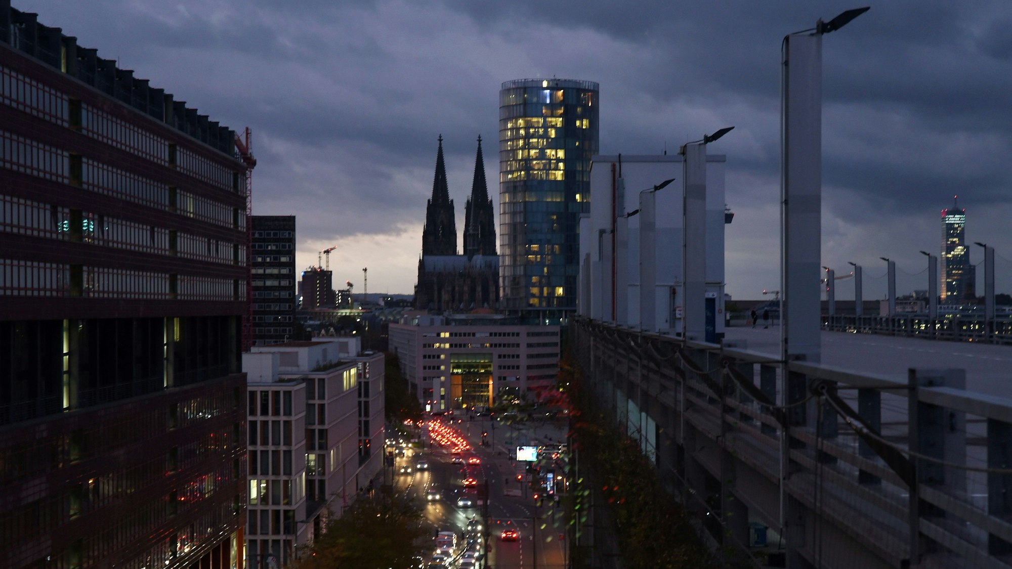 22.10.2021, Köln: Blick auf den Kölner Dom mit bewölktem herbstlichem Abendhimmel als Hintergrund vom Deutzer Stadthaus aus fotografiert.
re. Köln Triangel 
Foto: Csaba Peter Rakoczy