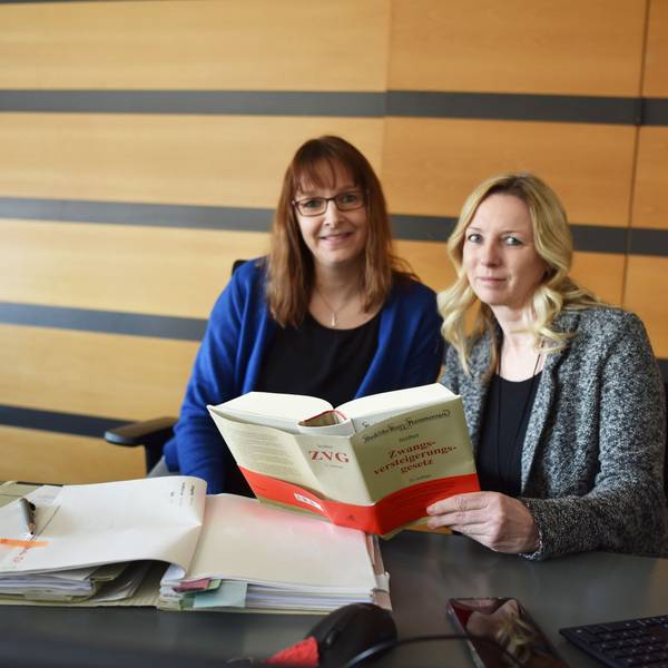 Rechtspflegerinnen Maike Tüchsen (links) und Karin Nett