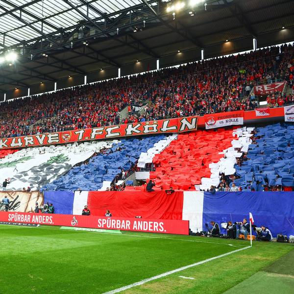 Neben den Vereinsfarben des 1. FC Köln waren vor dem Spiel gegen Mainz auch die blau-weiß-roten von Paris St. Germain zu sehen.