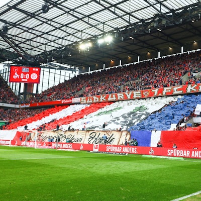 Neben den Vereinsfarben des 1. FC Köln waren vor dem Spiel gegen Mainz auch die blau-weiß-roten von Paris St. Germain zu sehen.
