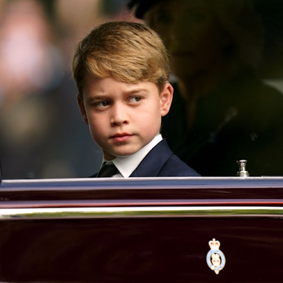 Prinz George sitzt bei der feierlichen Prozession nach dem Staatsakt vor der Beisetzung von Königin Elizabeth II. in einer Limousine.