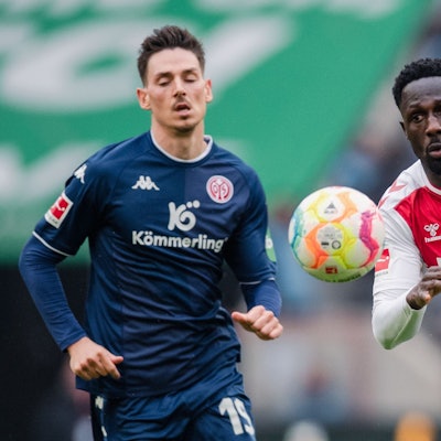 Kölns Kingsley Schindler gegen den Mainzer Anthony Caci