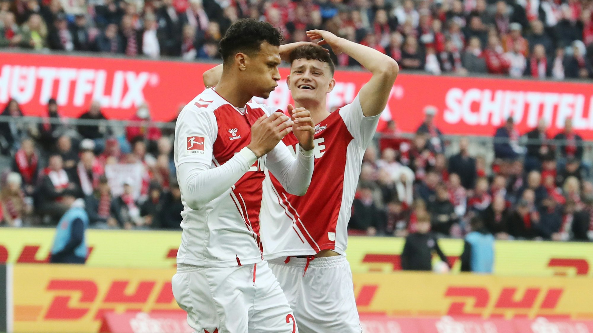 Davie Selke und Eric Martel trauern einer verpassten Chance nach.