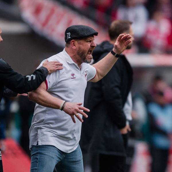 Kölns Trainer Steffen Baumgart ist außer sich an der Seitenlinie.