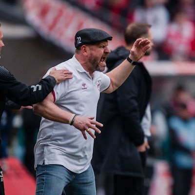 Kölns Trainer Steffen Baumgart ist außer sich an der Seitenlinie.