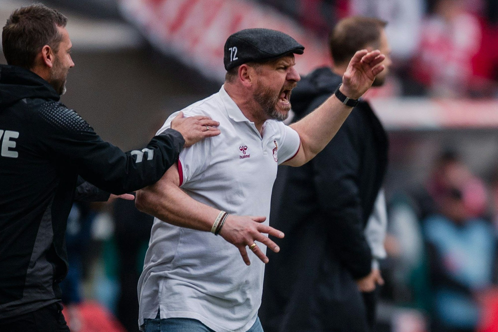 Kölns Trainer Steffen Baumgart regt sich während des Bundesligaspiels gegen Mainz an der Seitenlinie maßlos auf.