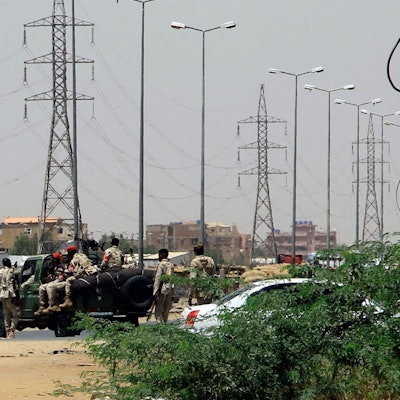 Soldaten der Armee rücken am 15. April 2023 in Khartum aus, nachdem es in der Stadt zu Zusammenstößen gekommen ist.