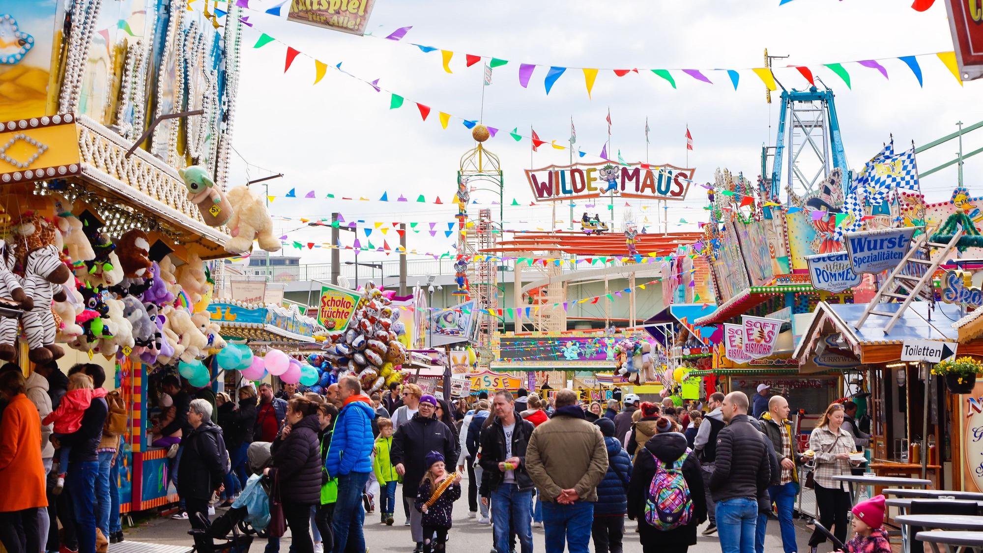 Menschenmenge auf der Deutzer Kirmes