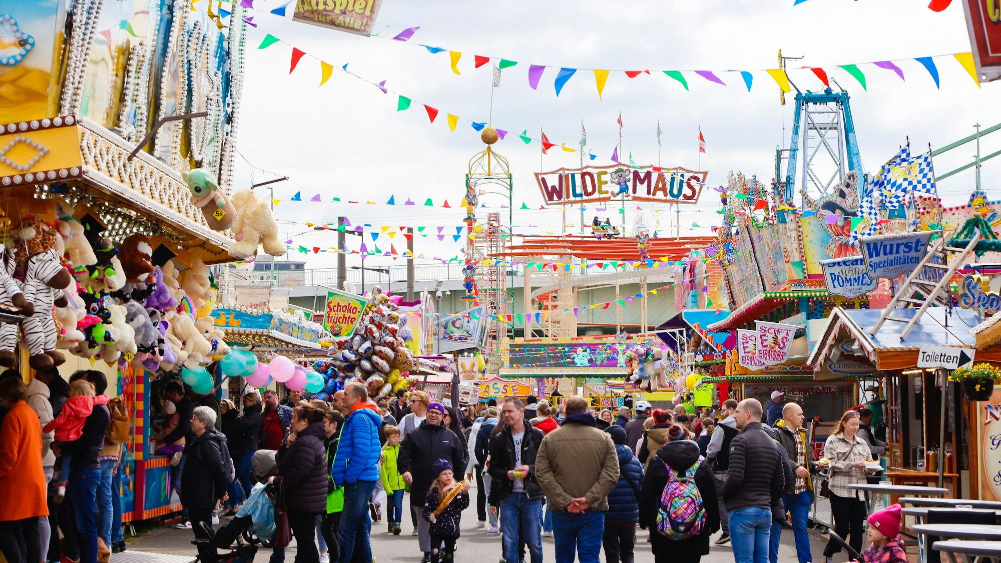 Menschenmenge auf der Deutzer Kirmes