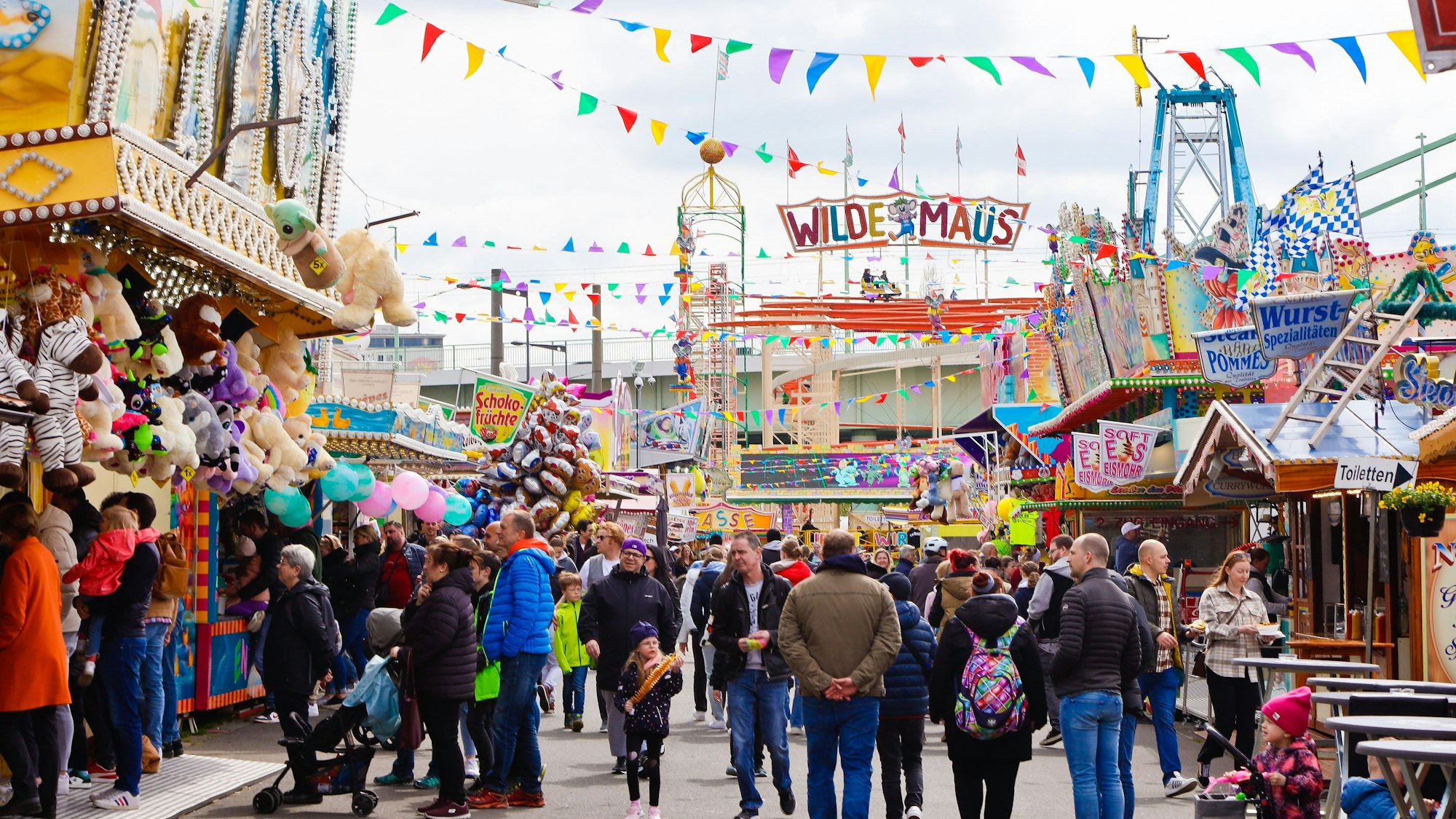 15.04.2023, Köln: Reportage auf der Osterkirmes 2023 in Köln Deutz. Foto:Dirk Borm