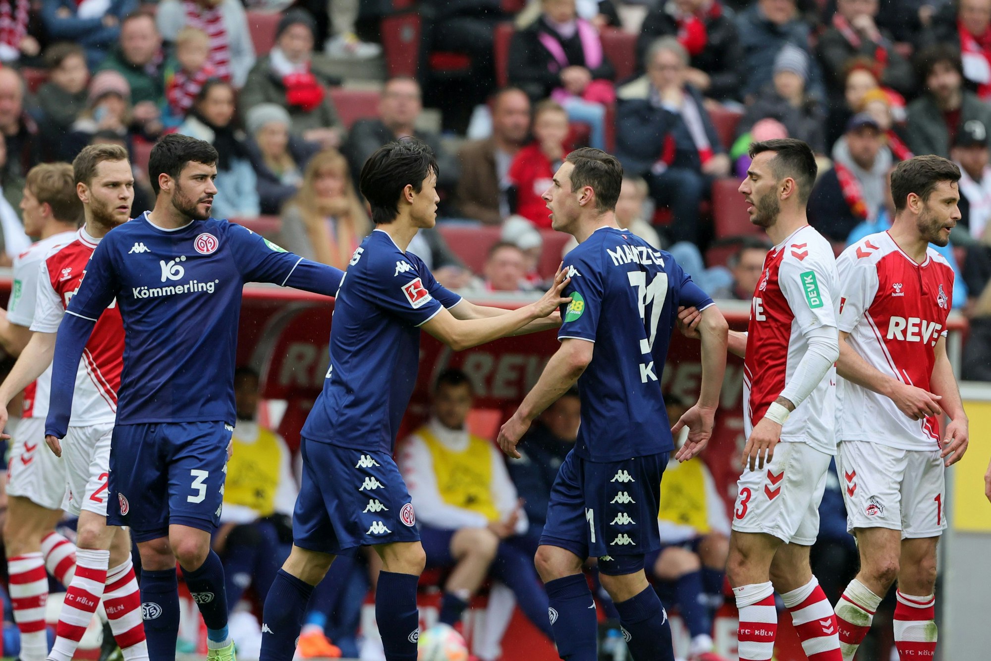 Vorne rechts: Dominik Kohr (Mainz), der mit Jan Thielmann aneinander geriet.