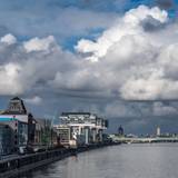 Köln: Sonne und Wolken wechseln sich am Herbsthimmel über dem Rhein ab.