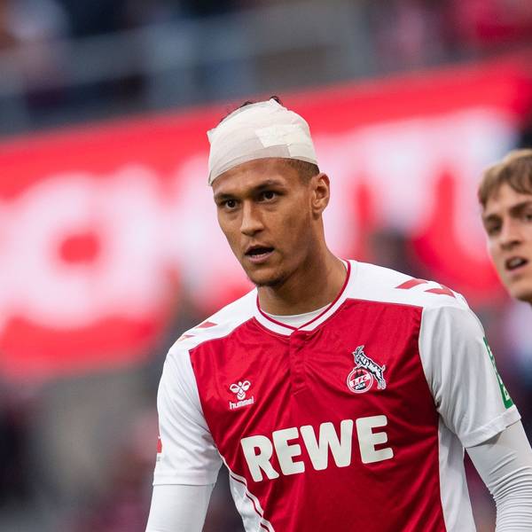 Kölns Stürmer Davie Selke spielte nach seiner Kopfverletzung mit einem Turban weiter.