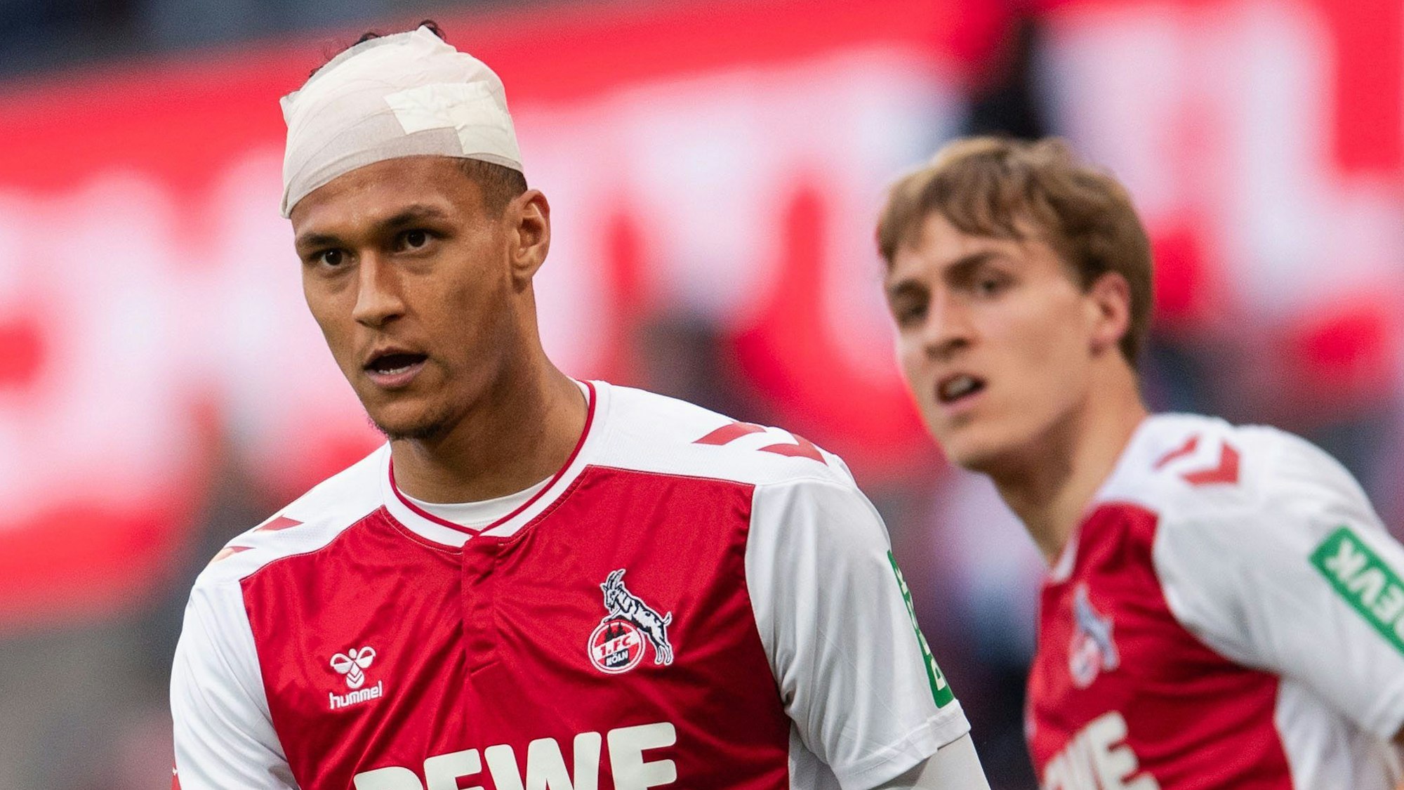 Kölns Stürmer Davie Selke spielte nach seiner Kopfverletzung mit einem Turban weiter.