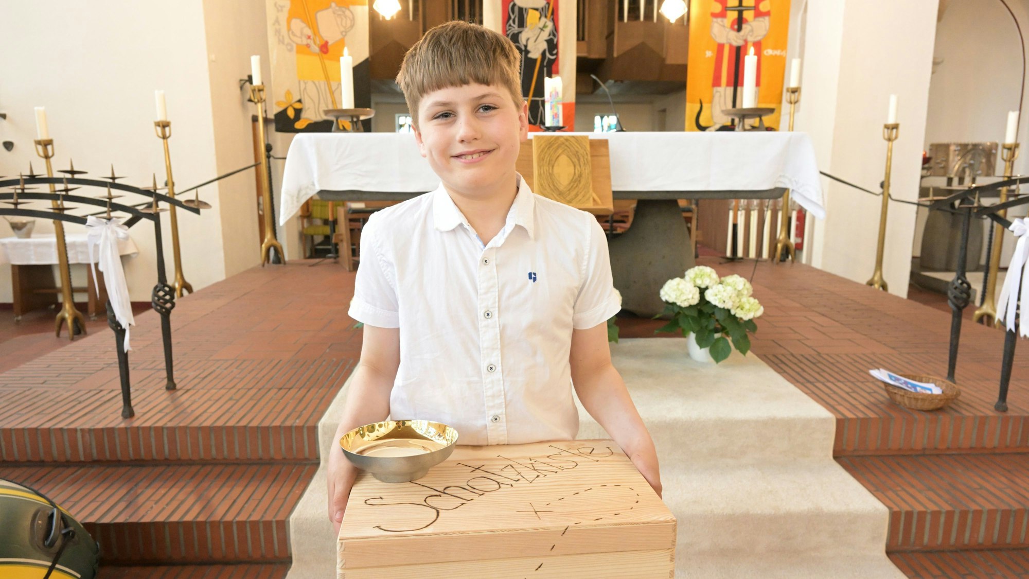 Tom Habers mit der Schatztruhe aus der Erstkommunion.