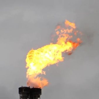 Auf dem Foto ist eine meterhohe Fackel zu sehen. Im Chemiepark Hürth wurde nach Angaben eines Unternehmens kontrolliert Einsatzstoff verbrannt.