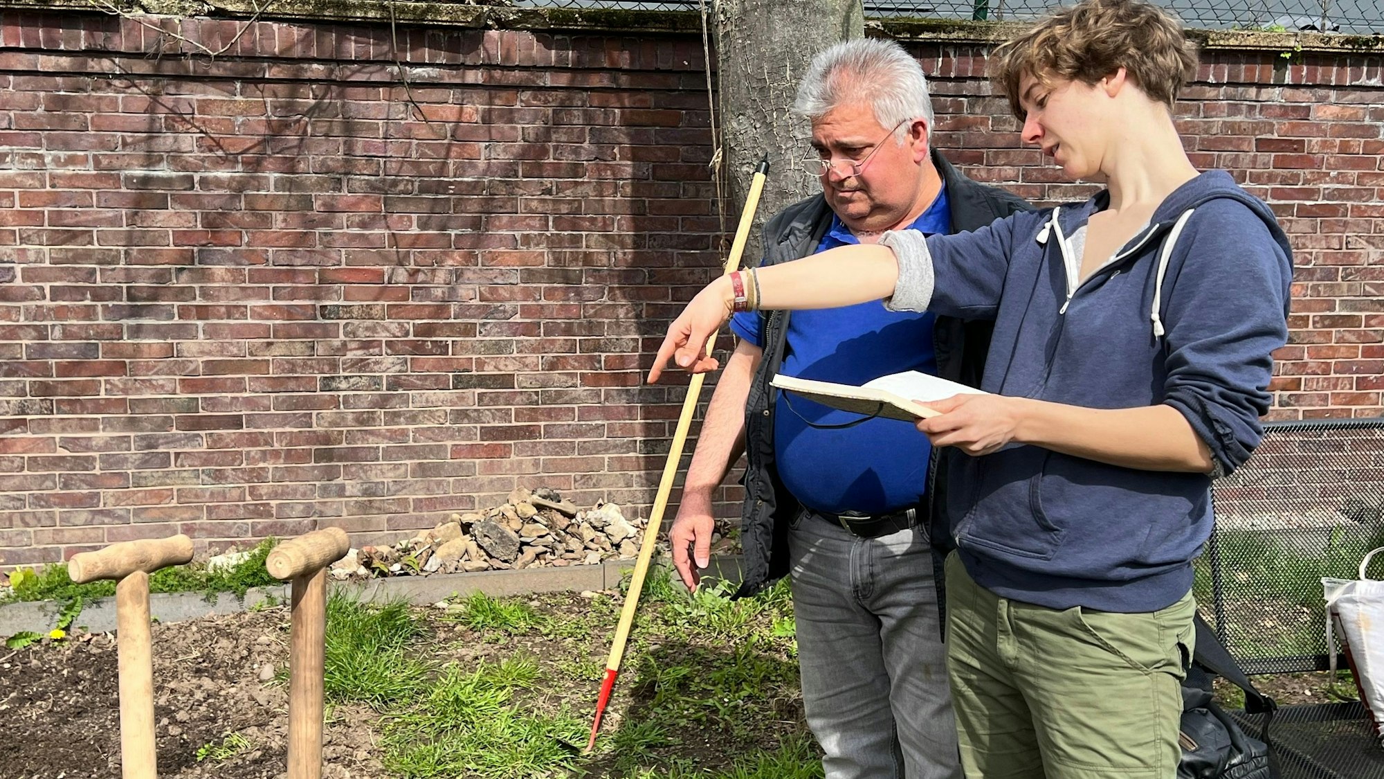 Anna Lena Hörsken und Farhad Hussein beraten über das Gemüsebeet