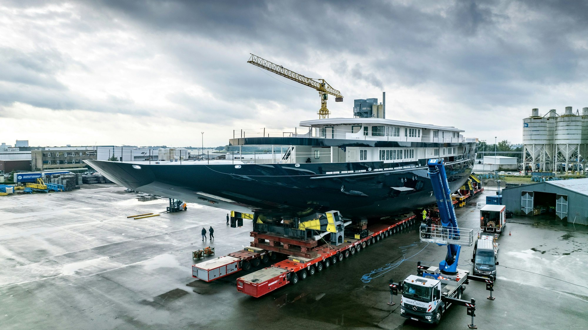 Eine Jacht, die mutmaßlich für Amazon-Gründer J. Bezos am Kai im niederländischen Zwijndrecht gebaut wird.