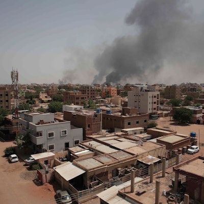 Rauch steigt in einem zentralen Viertel der Stadt Khartum auf, nachdem in zwei Tagen heftiger Kämpfe Dutzende von Menschen getötet worden sind.