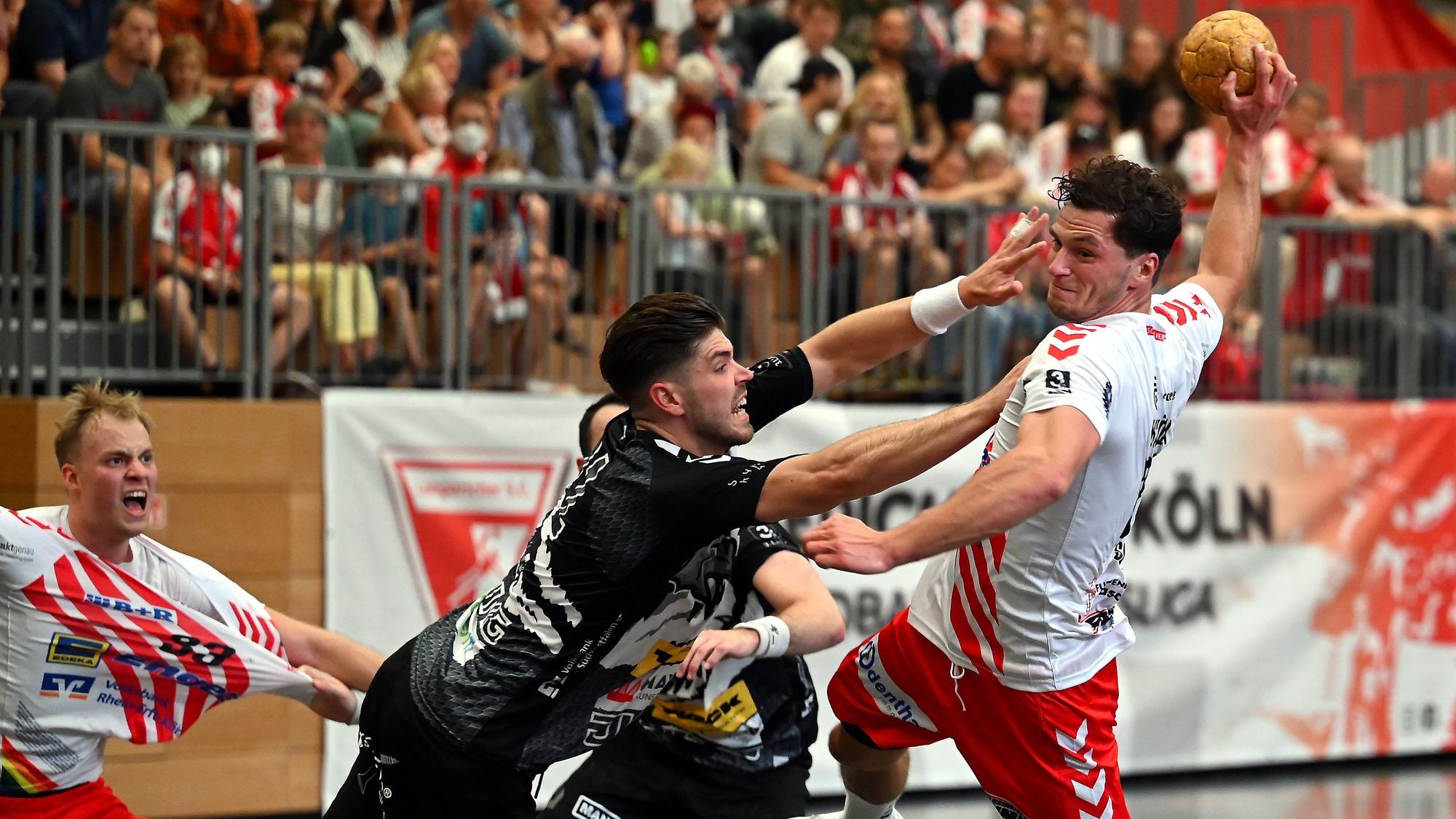 03.09.2022, Handball-Longericher SC-SGHS Dragons
rechts: Lukas Martin Schulz (Longerich)
links: Malte Nolting (Longerich)
Foto: Uli Herhaus