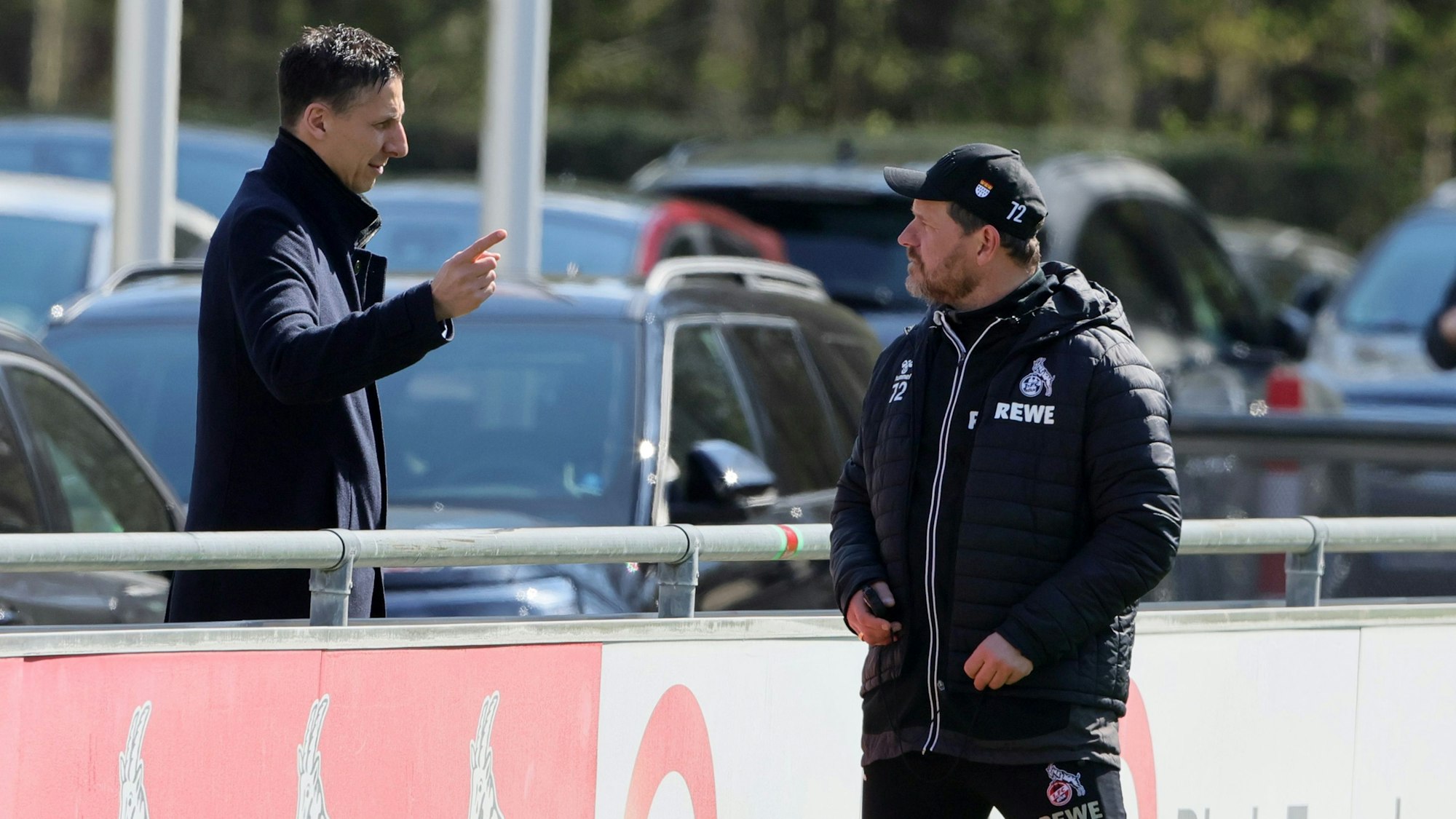 Kölns Sport-Geschäftsführer Christian Keller unterhält sich am Geißbockheim mit Trainer Steffen Baumgart.