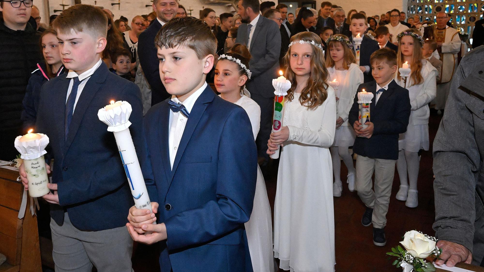 Einzug der Kommunionkinder in die Overather Kirche St. Walburga.
