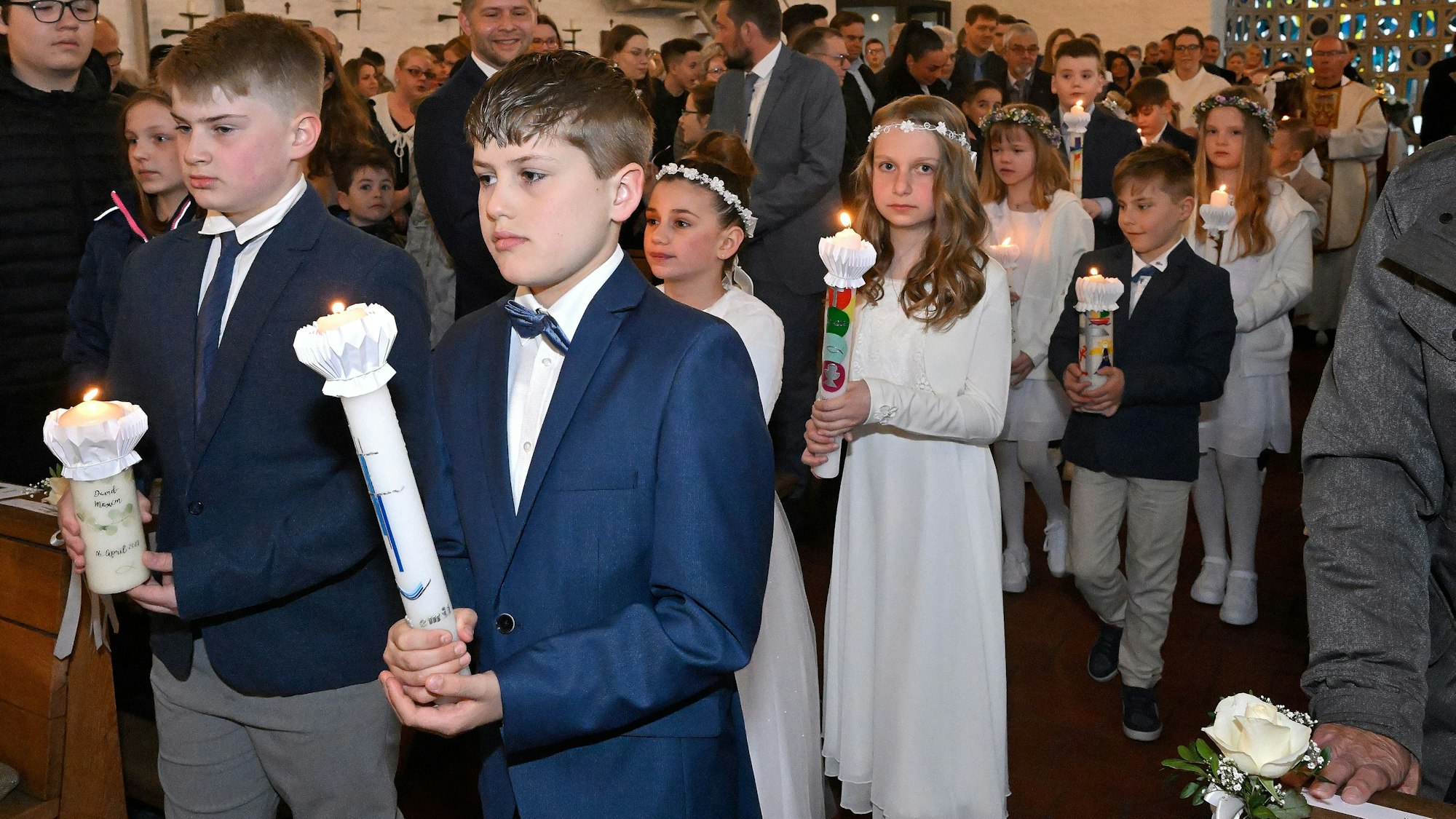 Einzug der Kommunionkinder in die Overather Kirche St. Walburga.