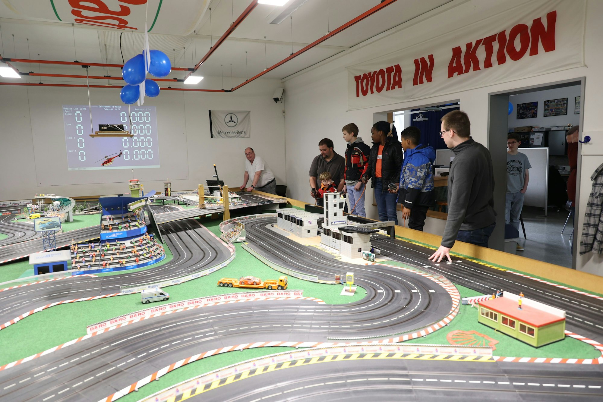 Besucher konnten ihre Augen nicht von der Rennstrecke nehmen.