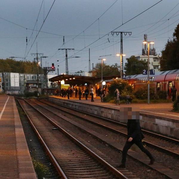Ein Fußgänger überquert die Gleise am Südbahnhof.