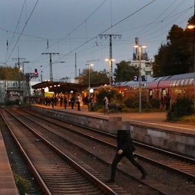 Ein Fußgänger überquert die Gleise am Südbahnhof.