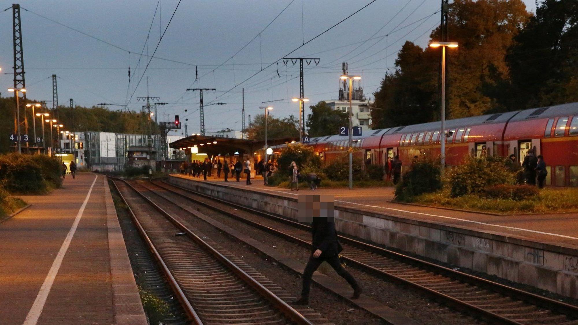 Ein Fußgänger überquert die Gleise am Südbahnhof.
