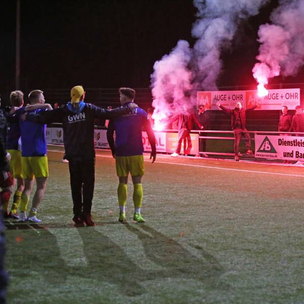 Fußballfans feiern mit Pyrotechnik