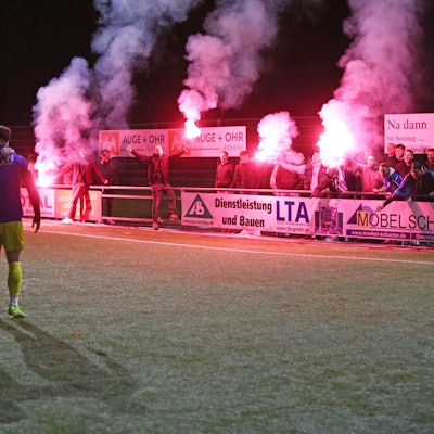 Fußballfans feiern mit Pyrotechnik
