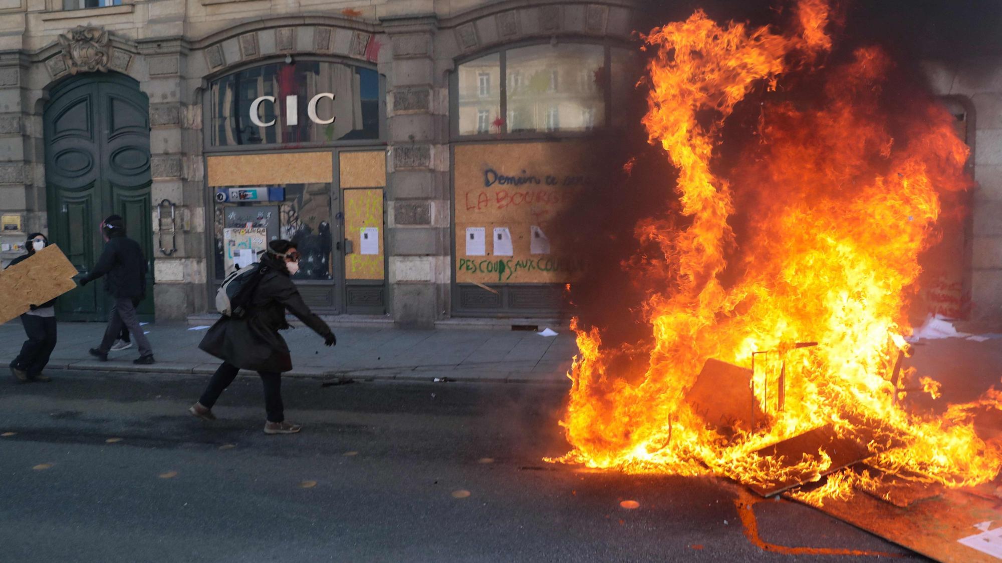 Immer wieder kommt es zu Zusammenstößen zwischen Demonstrierenden und der Polizei.